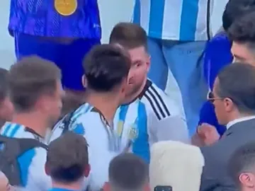 Leo Messi junto a Salt Bae en el Luasil Stadium Leo Messi junto a Salt Bae en el Luasil Stadium