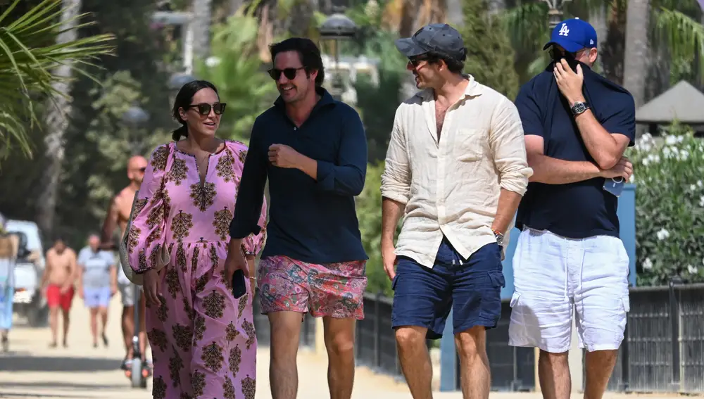 Tamara Falcó, Hugo Arévalo e Íñigo Onieva con un amigo en Marbella