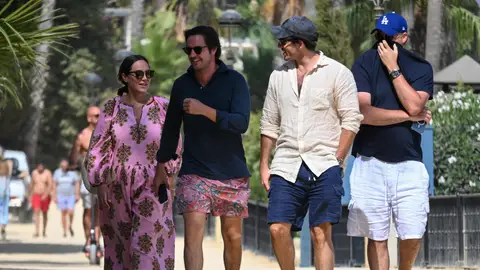 Tamara Falcó, Hugo Arévalo e Íñigo Onieva con un amigo en Marbella Tamara Falcó, Hugo Arévalo e Íñigo Onieva con un amigo en Marbella