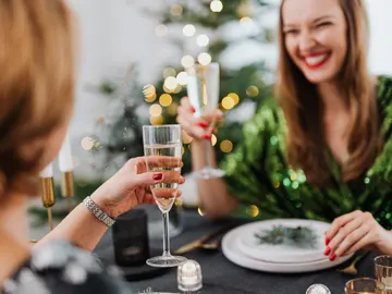 Dos mujeres brindan en Navidad Dos mujeres brindan en Navidad