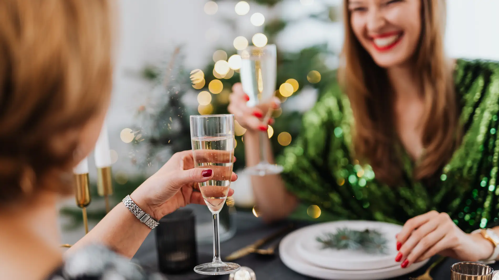 Dos mujeres brindan en Navidad