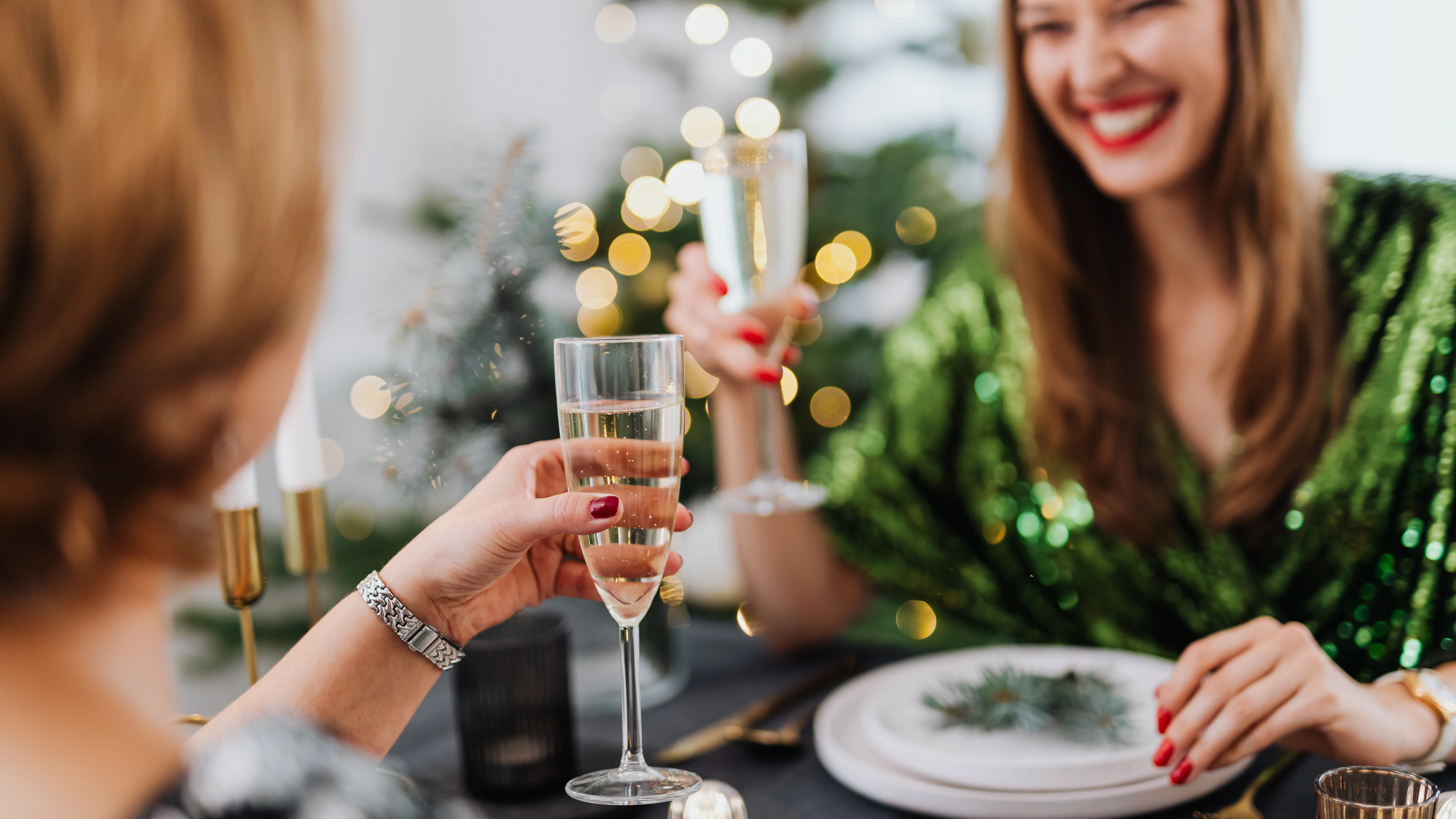 Dos mujeres brindan en Navidad Dos mujeres brindan en Navidad