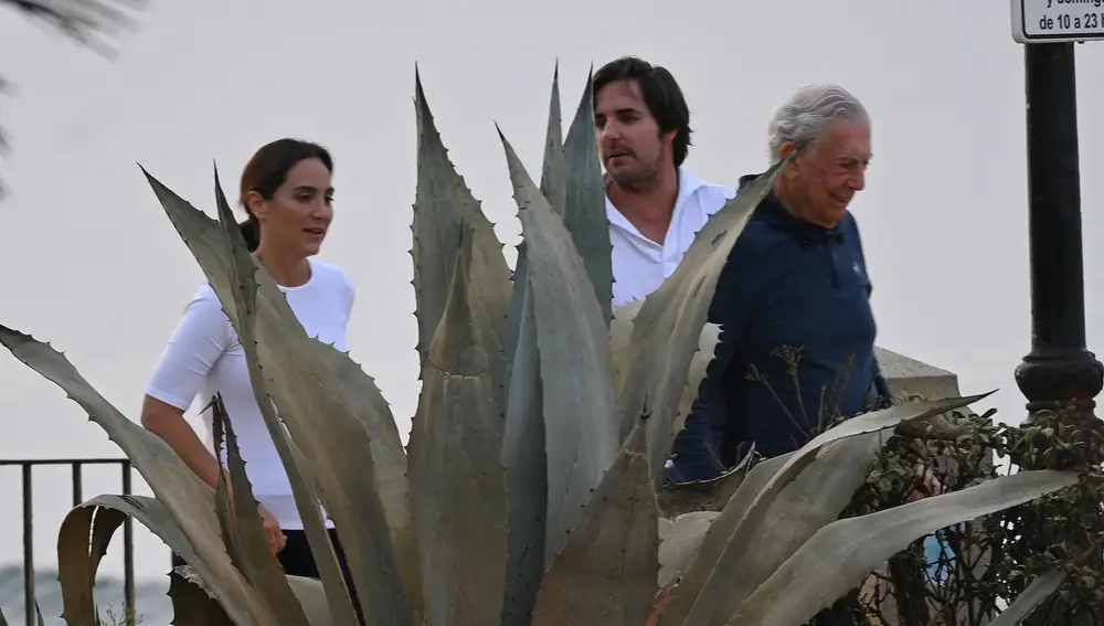Tamara Falcó, Hugo Arévalo y Mario Vargas Llosa en Marbella 