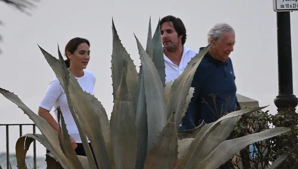Tamara Falcó, Hugo Arévalo y Mario Vargas Llosa en Marbella
