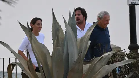 Tamara Falcó, Hugo Arévalo y Mario Vargas Llosa en Marbella Tamara Falcó, Hugo Arévalo y Mario Vargas Llosa en Marbella
