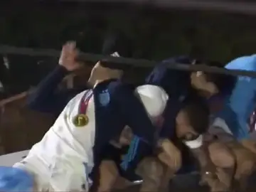 Momento en que los jugadores de Argentina casi se caen del autobús Momento en que los jugadores de Argentina casi se caen del autobús