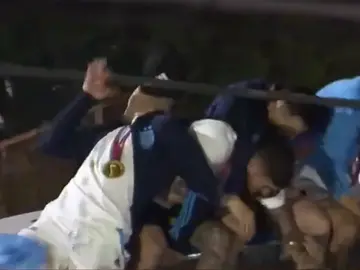 Momento en que los jugadores de Argentina casi se caen del autobús Momento en que los jugadores de Argentina casi se caen del autobús