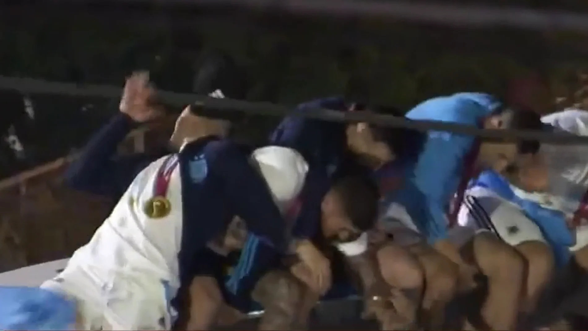 Momento en que los jugadores de Argentina casi se caen del autobús