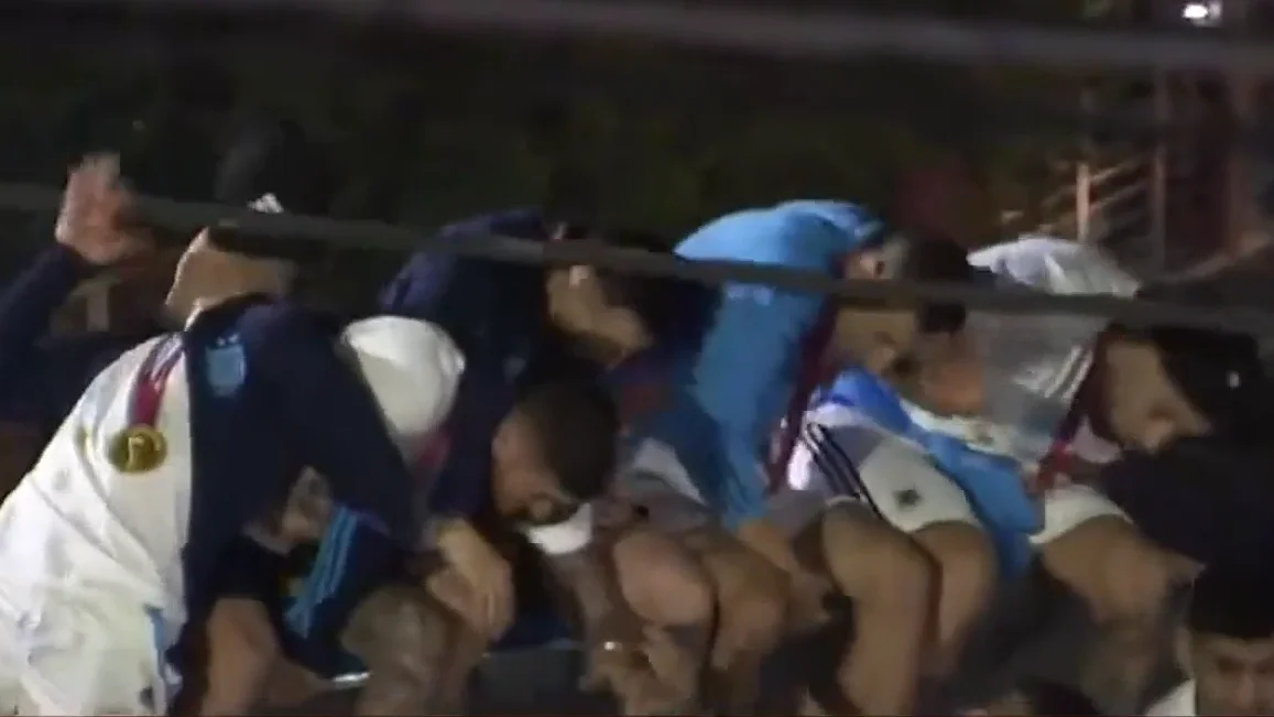 Momento en que los jugadores de Argentina casi se caen del autobús Momento en que los jugadores de Argentina casi se caen del autobús