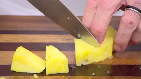 Trocea la piña y pela los langostinos Trocea la piña y pela los langostinos