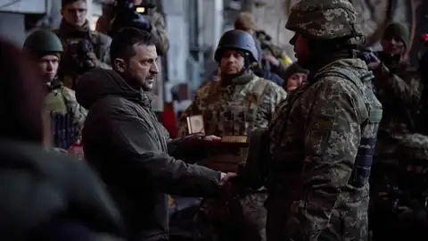 Zelenski visita a sus tropas Zelenski visita a sus tropas