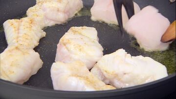 Cocina el pescado brevemente
