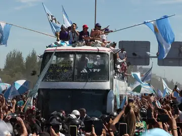 Un momento de la rúa de la campeona del mundo por Buenos Aires Un momento de la rúa de la campeona del mundo por Buenos Aires