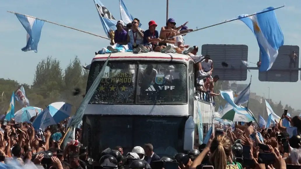 Un momento de la rúa de la campeona del mundo por Buenos Aires Un momento de la rúa de la campeona del mundo por Buenos Aires