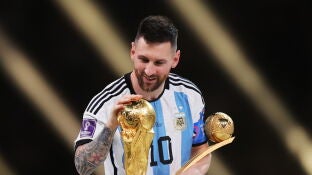 Leo Messi toca la Copa del Mundo de f&uacute;tbol tras ganar la final ante Argentina