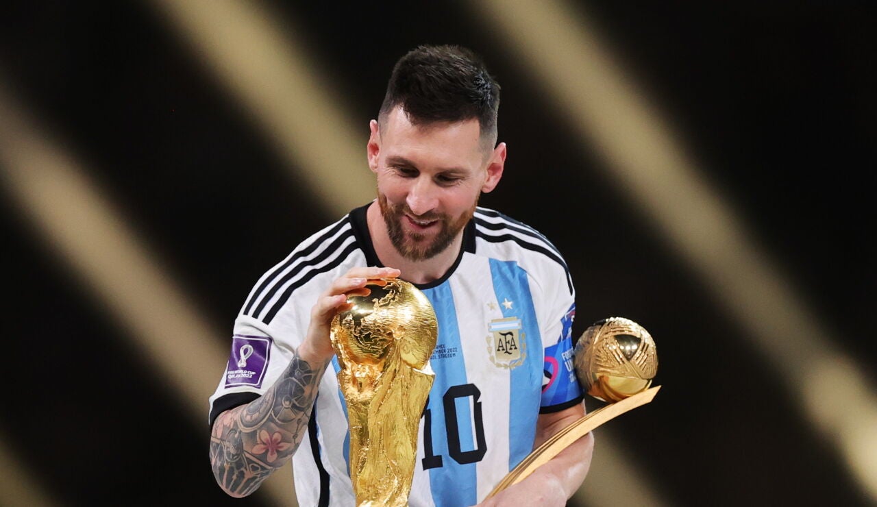 Leo Messi toca la Copa del Mundo de f&uacute;tbol tras ganar la final ante Argentina