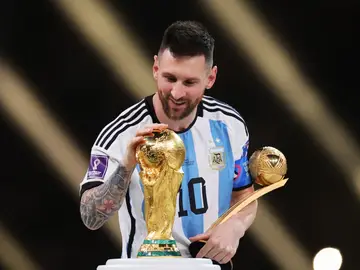 Leo Messi toca la Copa del Mundo de fútbol tras ganar la final ante Argentina Leo Messi toca la Copa del Mundo de fútbol tras ganar la final ante Argentina