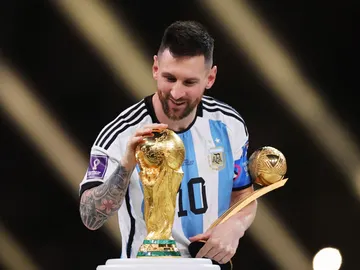 Leo Messi toca la Copa del Mundo de fútbol tras ganar la final ante Argentina Leo Messi toca la Copa del Mundo de fútbol tras ganar la final ante Argentina