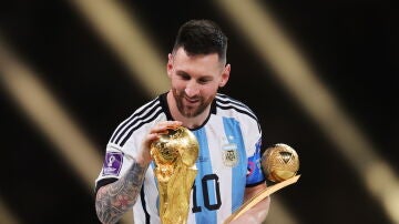 Leo Messi toca la Copa del Mundo de f&uacute;tbol tras ganar la final ante Argentina
