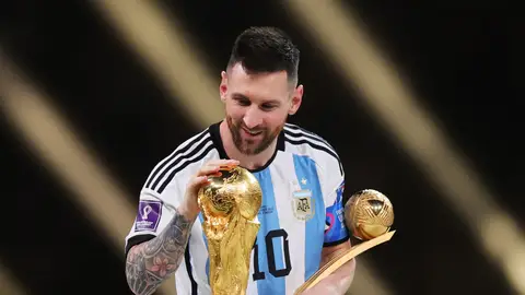 Leo Messi toca la Copa del Mundo de fútbol tras ganar la final ante Argentina Leo Messi toca la Copa del Mundo de fútbol tras ganar la final ante Argentina