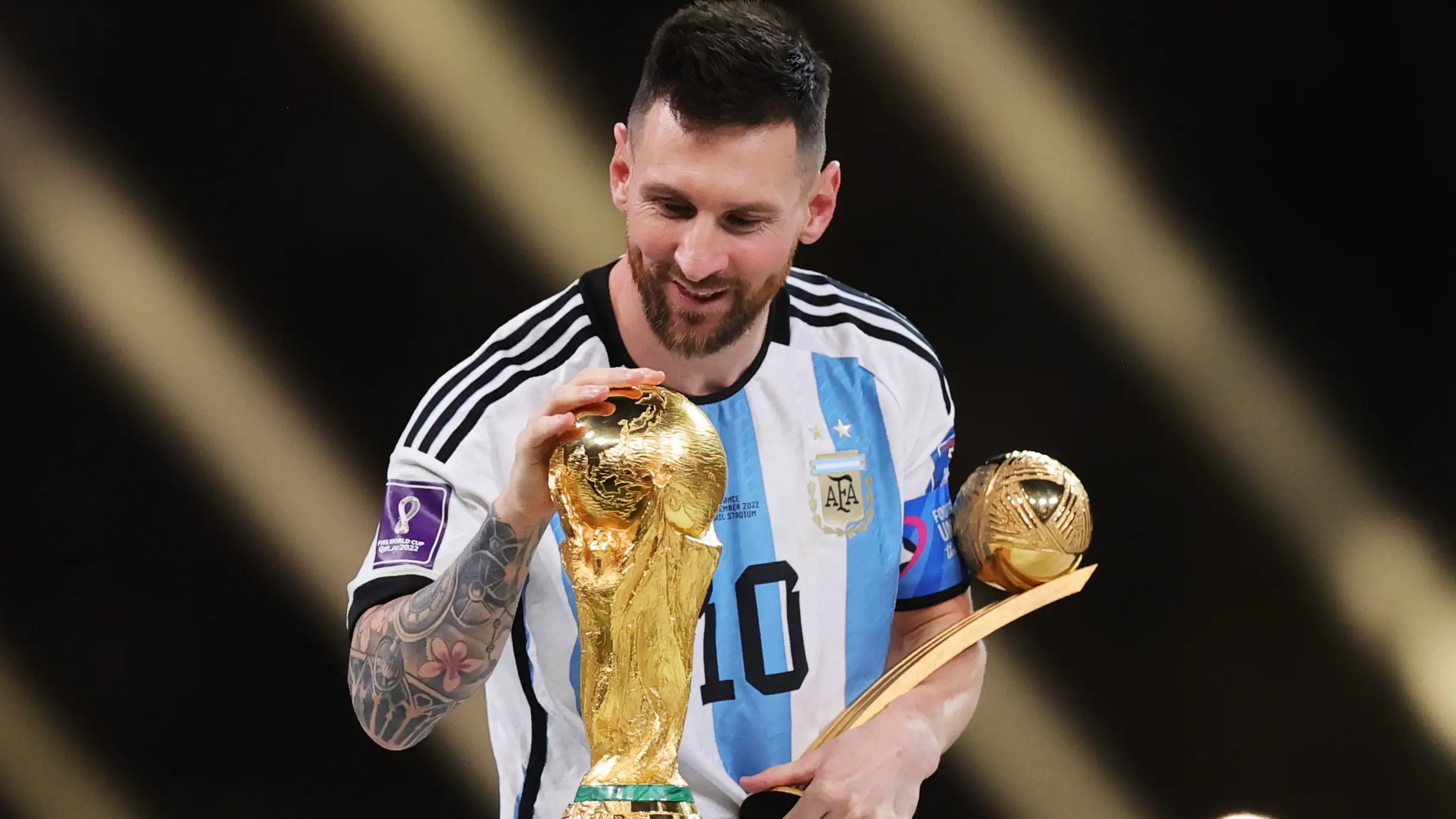 Leo Messi toca la Copa del Mundo de f&uacute;tbol tras ganar la final ante Argentina