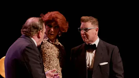 Joaquín desata la locura como Antenolla junto a Los Morancos en su debut en el teatro Joaquín desata la locura como Antenolla junto a Los Morancos en su debut en el teatro