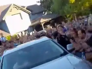 Así ha sido la caótica llegada de Messi a su casa de Rosario: "¡Dale campeón, dale campeón!" Así ha sido la caótica llegada de Messi a su casa de Rosario: "¡Dale campeón, dale campeón!"