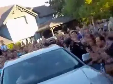 Así ha sido la caótica llegada de Messi a su casa de Rosario: "¡Dale campeón, dale campeón!" Así ha sido la caótica llegada de Messi a su casa de Rosario: "¡Dale campeón, dale campeón!"