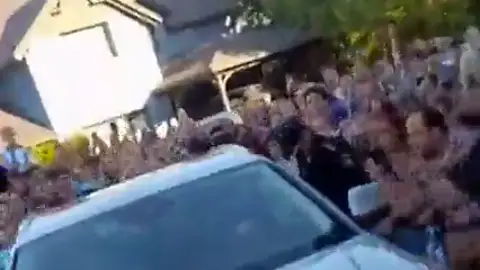 Así ha sido la caótica llegada de Messi a su casa de Rosario: "¡Dale campeón, dale campeón!" Así ha sido la caótica llegada de Messi a su casa de Rosario: "¡Dale campeón, dale campeón!"