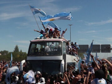 El autobús de los jugadores circula por las calles de Buenos Aires