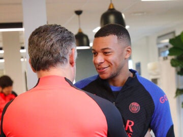 Christophe Galtier saluda a Mbappé en su regreso al PSG