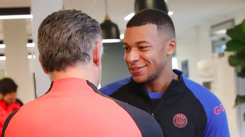 Christophe Galtier saluda a Mbappé en su regreso al PSG Christophe Galtier saluda a Mbappé en su regreso al PSG