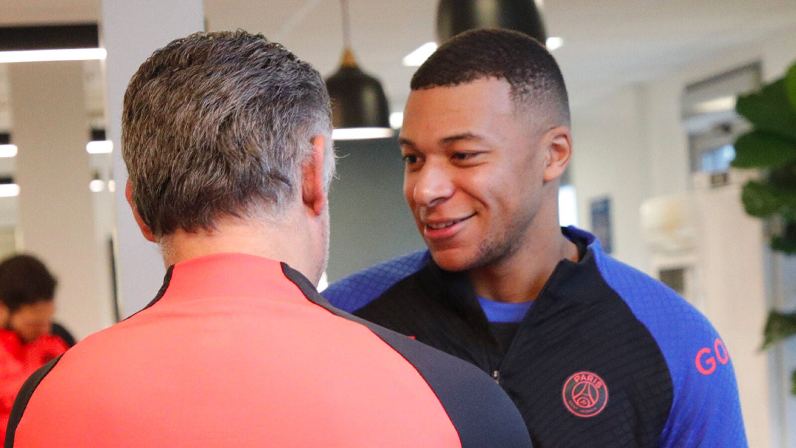 Mbappé recorta sus vacaciones y regresa a los entrenamientos del PSG