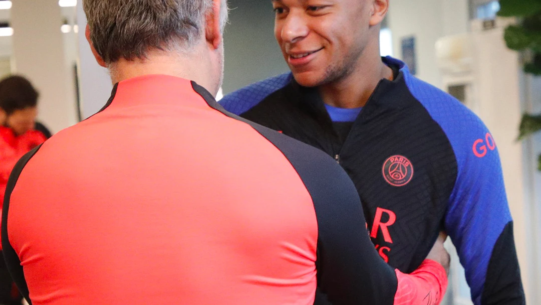 Christophe Galtier saluda a Mbappé en su regreso al PSG Christophe Galtier saluda a Mbappé en su regreso al PSG
