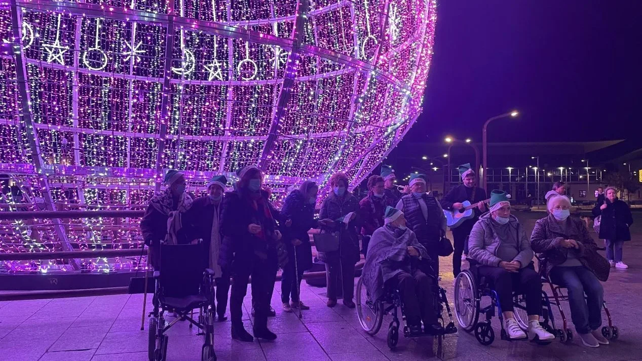 Los ancianos viendo las luces de A Coruña Los ancianos viendo las luces de A Coruña