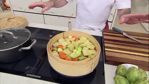 Introduce las hortalizas en la vaporera Introduce las hortalizas en la vaporera