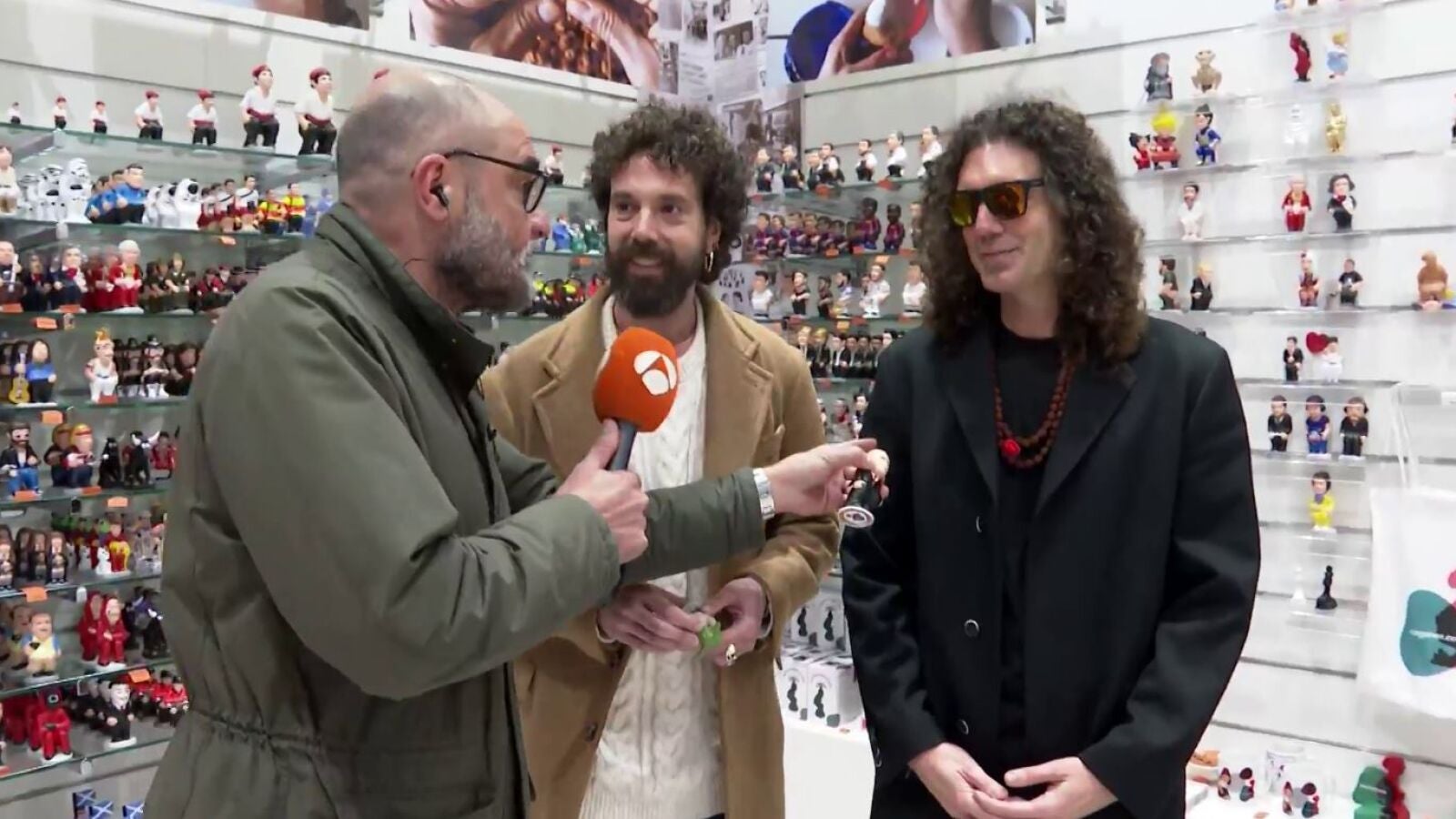 Los 'caganers' de personajes famosos llegan a Madrid de la mano de 'El Hombre de Negro' y la hormiga Trancas: “Por dos 'Ayusos' damos un Pablo Casado”