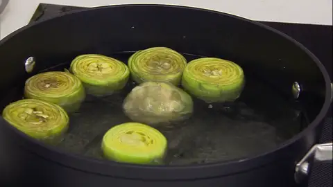 Cuece las alcachofas Cuece las alcachofas