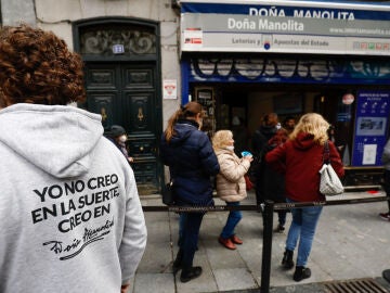 Colas en Do&ntilde;a Manolita para comprar Loter&iacute;a de Navidad 2022 