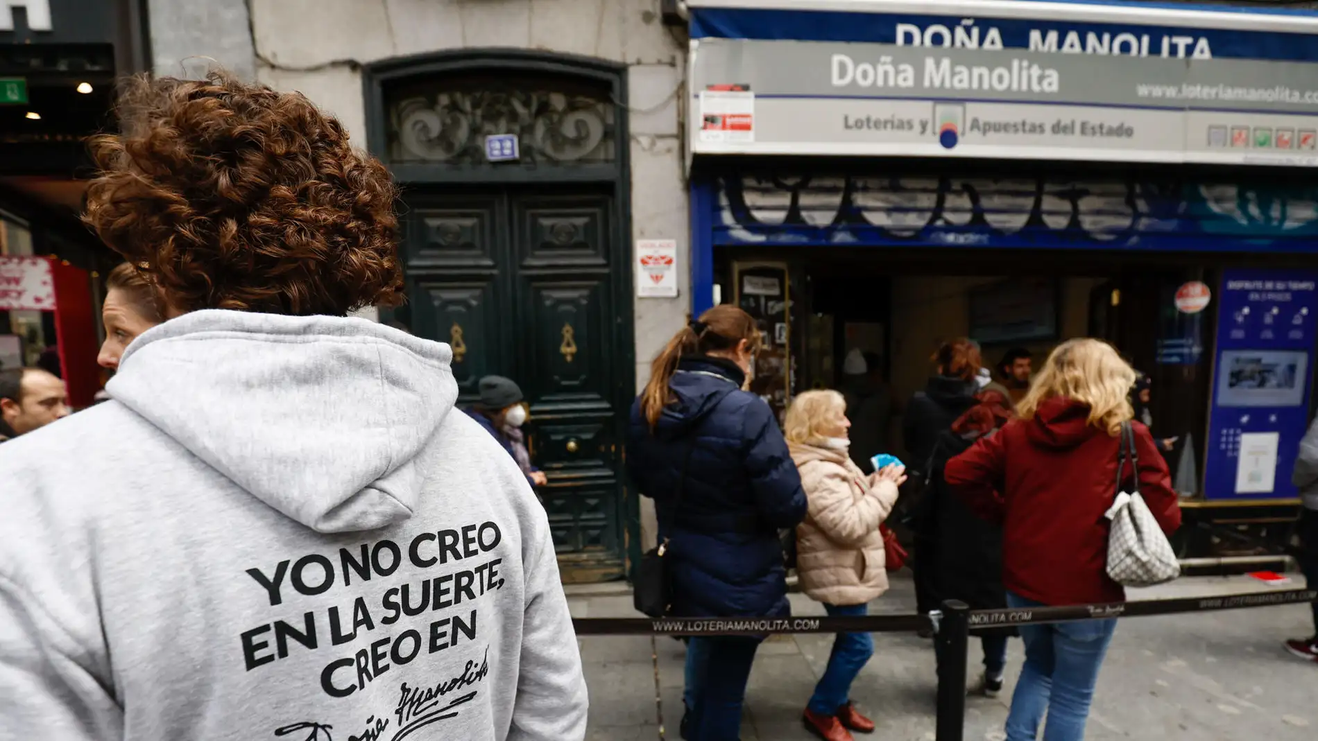 Colas en Doña Manolita para comprar Lotería de Navidad 2022 