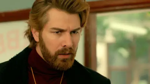 Fikret se entera de lo que le ha sucedido a Züleyha… ¡Y entra en cólera! Fikret se entera de lo que le ha sucedido a Züleyha… ¡Y entra en cólera!