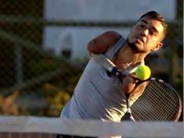 Nicolás Basáez, el tenista sin brazos que asombra al mundo