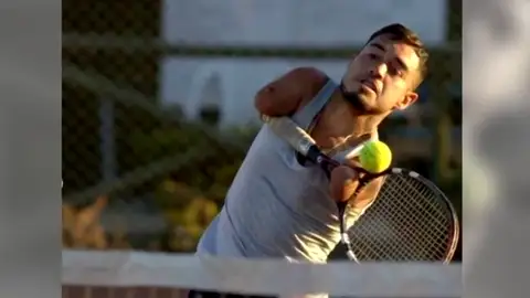 Nicolás Basáez, el tenista sin brazos que asombra al mundo Nicolás Basáez, el tenista sin brazos que asombra al mundo