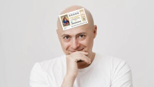 Pasa el d&eacute;cimo de la Loter&iacute;a de Navidad 2024 por la cabeza de un calvo es uno de los rituales para atraer la suerte