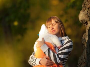 Mujer abrazando a su bebé