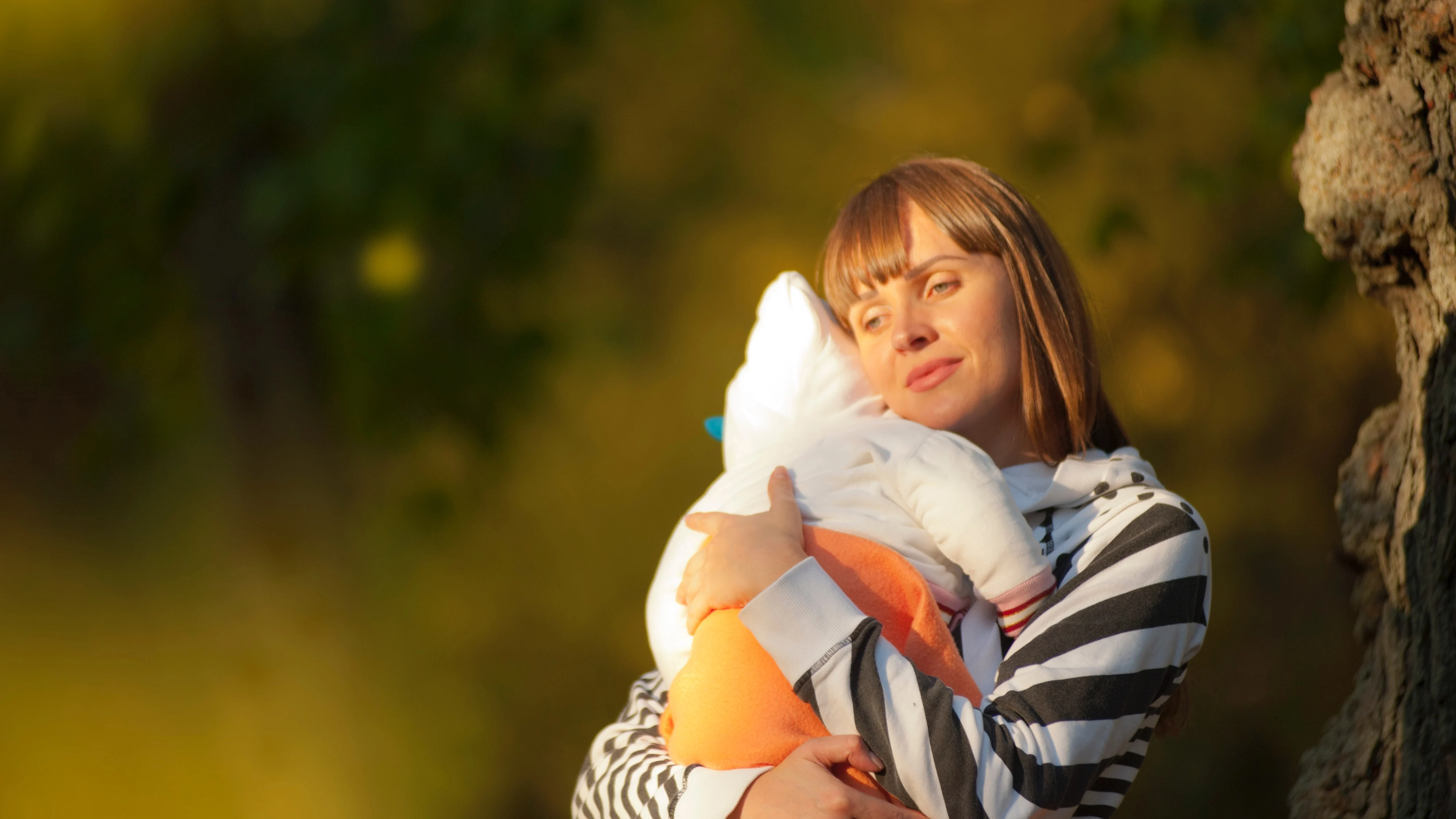 Mujer abrazando a su beb&eacute;