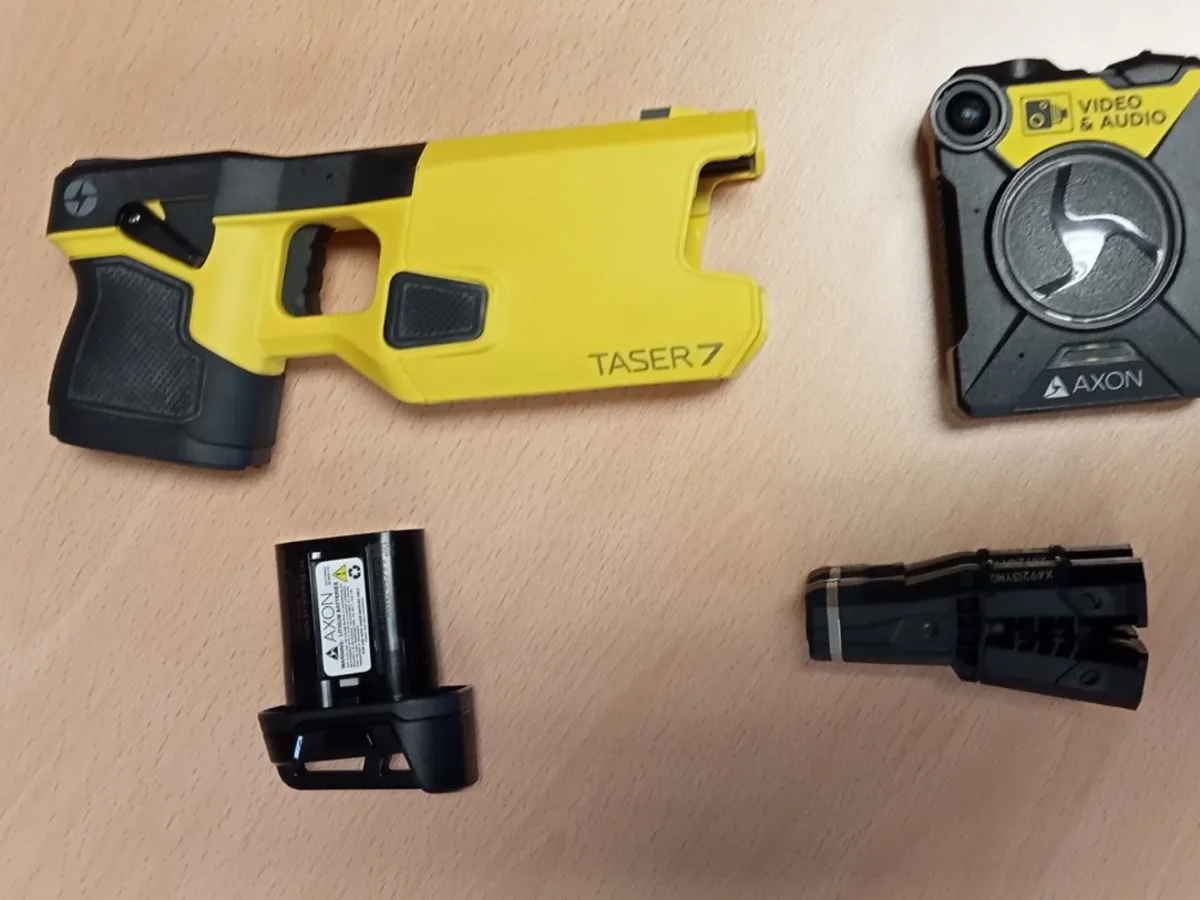 Así son las pistolas eléctricas táser con las que ya patrulla la Policía  Municipal de Pamplona