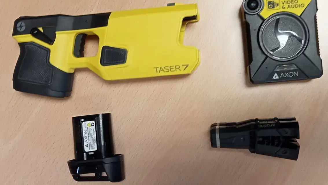 Pistolas el&eacute;ctricas t&aacute;ser usadas por la Polic&iacute;a Municipal de Pamplona
