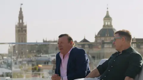 Joaquín llora de risa ante la historia de humor negro de Jorge Cadaval: “¿No crees que papá está muy chulo para enterrarlo?” Joaquín llora de risa ante la historia de humor negro de Jorge Cadaval: “¿No crees que papá está muy chulo para enterrarlo?”