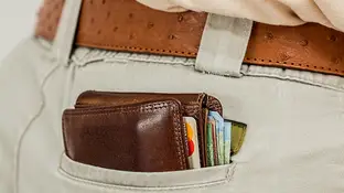 Una cartera en el bolsillo de un hombre Una cartera en el bolsillo de un hombre